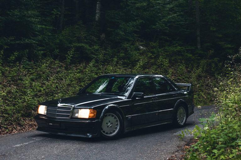 MERCEDES 190 E 2.5-16 Evo 1 roulant dans la forêt
