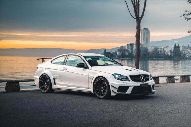 MERCEDES C 63 AMG Black Series blanche au bord du lac