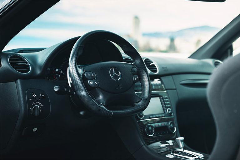 volant d'une MERCEDES CLK 63 AMG Black Series
