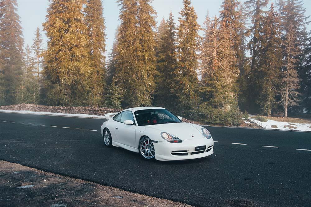 PORSCHE 911 type 996 GT3 Clubsport blanche sur une route de montagne