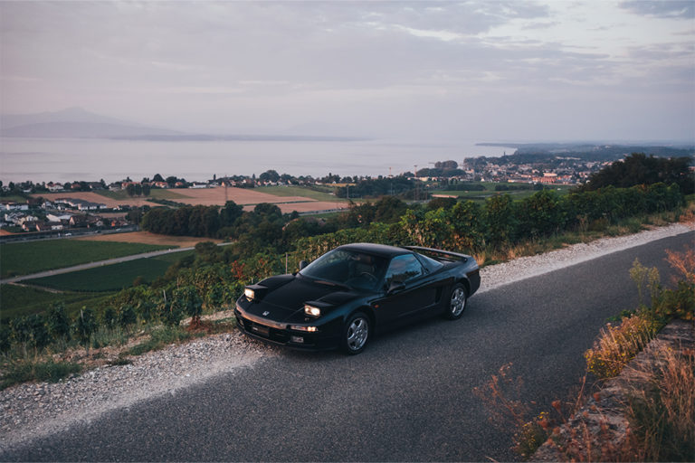 HONDA NSX sur une route de montagne