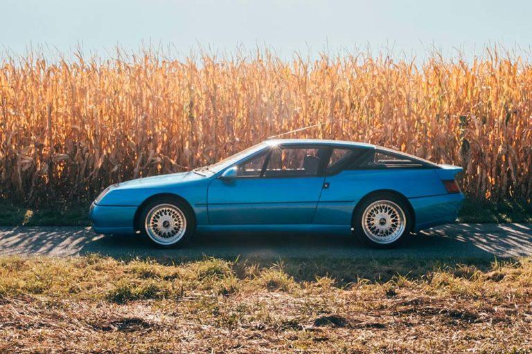 La Renault Alpine GTA Le Mans devant un champs de Maïs