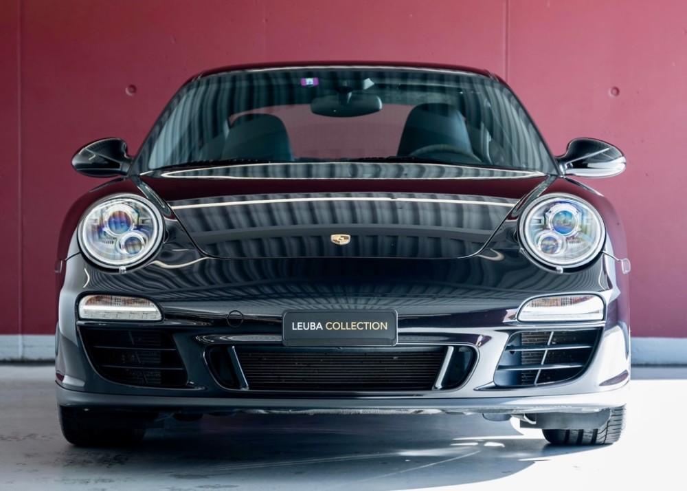 PORSCHE 911 Carrera 4 GTS
