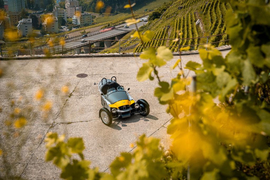 Morgan Motor Super 3 dans les vignes suisses