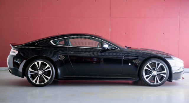 ASTON MARTIN V12 Vantage 5.9 Carbon Black Edition