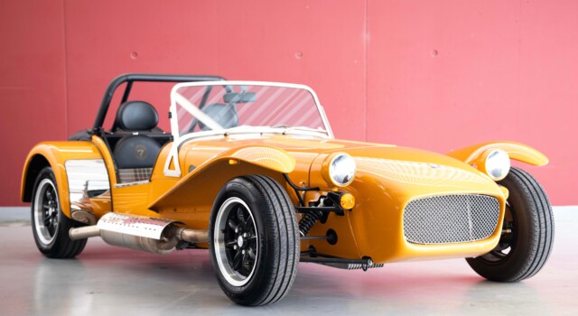 CATERHAM SUPER SEVEN 2000 SV (anno di produzione 2026, auto nuova svizzera, verniciatura speciale Bronze Yellow, garanzia di fabbrica di 24 mesi, consegna il 27 marzo)