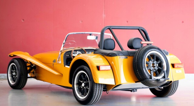 CATERHAM SUPER SEVEN 2000 SV (anno di produzione 2026, auto nuova svizzera, verniciatura speciale Bronze Yellow, garanzia di fabbrica di 24 mesi, consegna il 27 marzo)