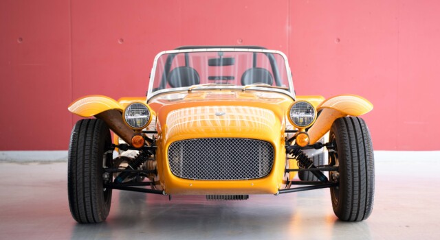 CATERHAM SUPER SEVEN 2000 SV (anno di produzione 2026, auto nuova svizzera, verniciatura speciale Bronze Yellow, garanzia di fabbrica di 24 mesi, consegna il 27 marzo)