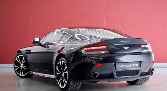 ASTON MARTIN V12 Vantage 5.9 Carbon Black Edition Manual (1 of 230)