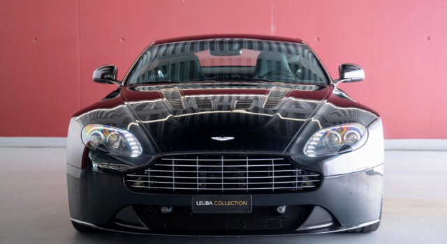 ASTON MARTIN V12 Vantage 5.9 Carbon Black Edition Manual (1 of 230)