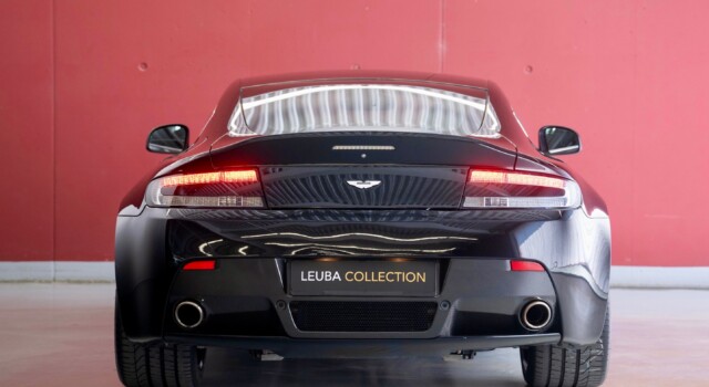 ASTON MARTIN V12 Vantage 5.9 Carbon Black Edition Manual (1 of 230)