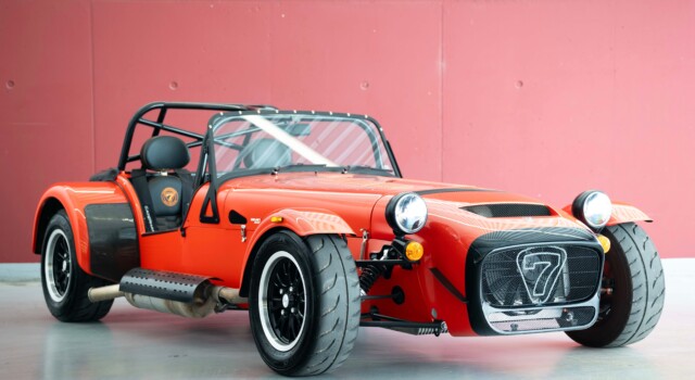 CATERHAM SEVEN 340R SV (anno di produzione 2026, auto nuova svizzera, verniciatura Arancio Argos, sedili Signature, garanzia di fabbrica di 24 mesi, consegna il 27 marzo)