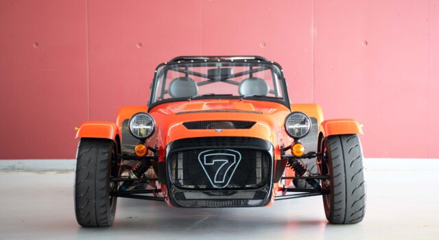 CATERHAM SEVEN 340R SV (anno di produzione 2026, auto nuova svizzera, verniciatura Arancio Argos, sedili Signature, garanzia di fabbrica di 24 mesi, consegna il 27 marzo)